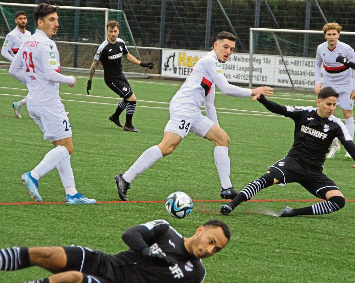 In die Knie zwingen wollen die Regionalliga-Fußballer des SV Lippstadt im Halbfinale des Westfalenpokals den Drittligisten SC Verl (schwarz). Yusuf Örnek, Fatih Ufuk, Salmin Rebronja und Joep Munsters (v.l.) sind entsprechend vorbereitet. „Wir gehen all in“, verspricht Cheftrainer Felix Bechtold. Foto: Heinke