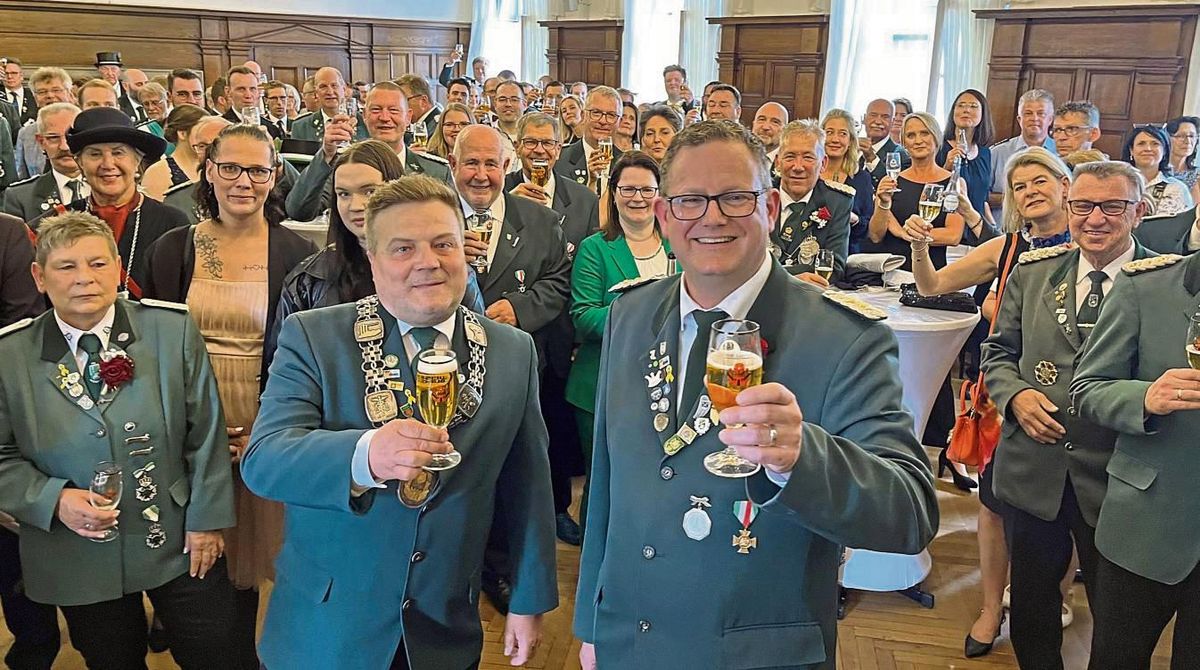 „Ein Hoch auf die Schützenfamilie“: Bürgermeister Arne Moritz und Oberst Prof. Sebastian Verhoeven läuteten am Samstag beim Stadtempfang im rappelvollen Ratssaal das Fest des Lippstädter Schützenvereins ein. Fotos: Friedrich