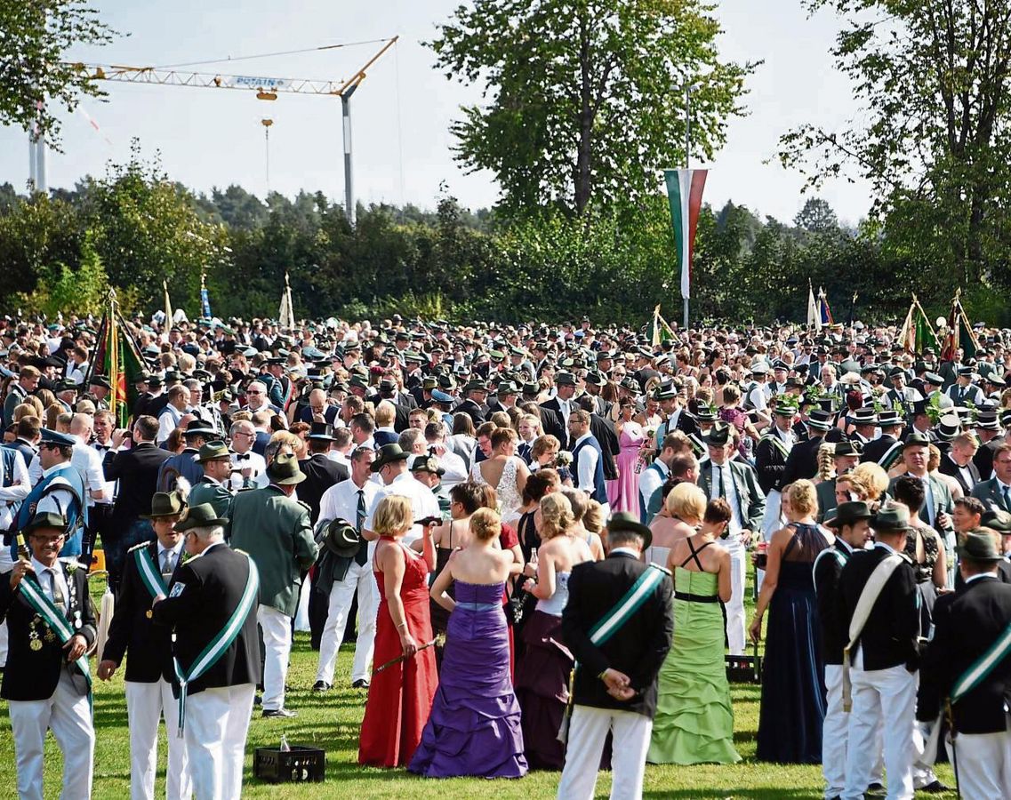 So ähnlich wie 2018 beim Kreisschützenfest in Rüthen könnte es zehn Jahre später auch zum Antreten am Lippstädter Jahnplatz aussehen. Foto: Tuschen