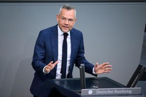 Michael Roth sitzt seit 1998 für die SPD im Bundestag. - Foto: Bernd von Jutrczenka/dpa