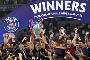 Luis Enrique feiert mit seinem Team den Sieg in der Champions League - Foto: Christian Charisius/dpa