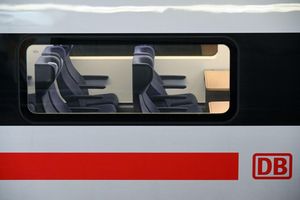 Sitzplatzreservierungen im Fernverkehr der Bahn sind zum Fahrplanwechsel am Sonntag teurer geworden. Die Familienreservierungen hat der Konzern zudem trotz aller Kritik abgeschafft. (Archivbild) - Foto: Uwe Zucchi/dpa