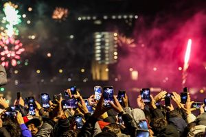 Fotos, Videos, Anrufe: In der Silvesternacht wurde so viel Datenvolumen genutzt wie nie zuvor. - Foto: Christoph Reichwein/dpa