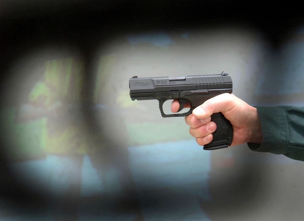 Eine Pistole hielt ein 29-Jähriger aus einem fahrenden BMW. Symbolfoto: dpa