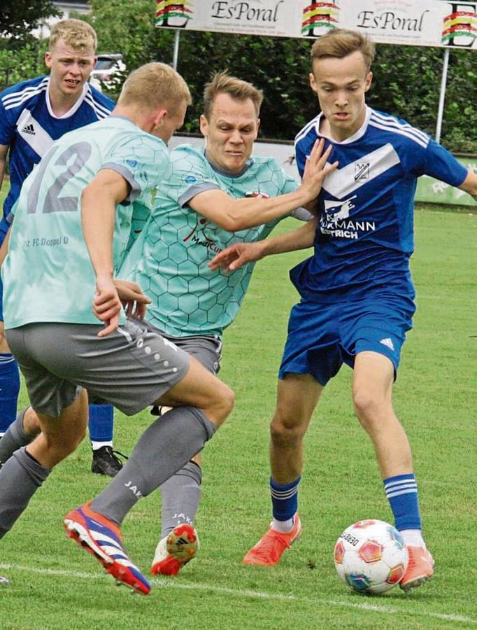 Vom Erfolgskurs nicht abdrängen lassen wollen sich die Akteure des SuS Westenholz (in Blau). Allerdings erwartet die Schormann-Elf jetzt mit der SpVg Brakel einen Gegner, der dem SuS alles abverlangen wird. Foto: Uli Schlink