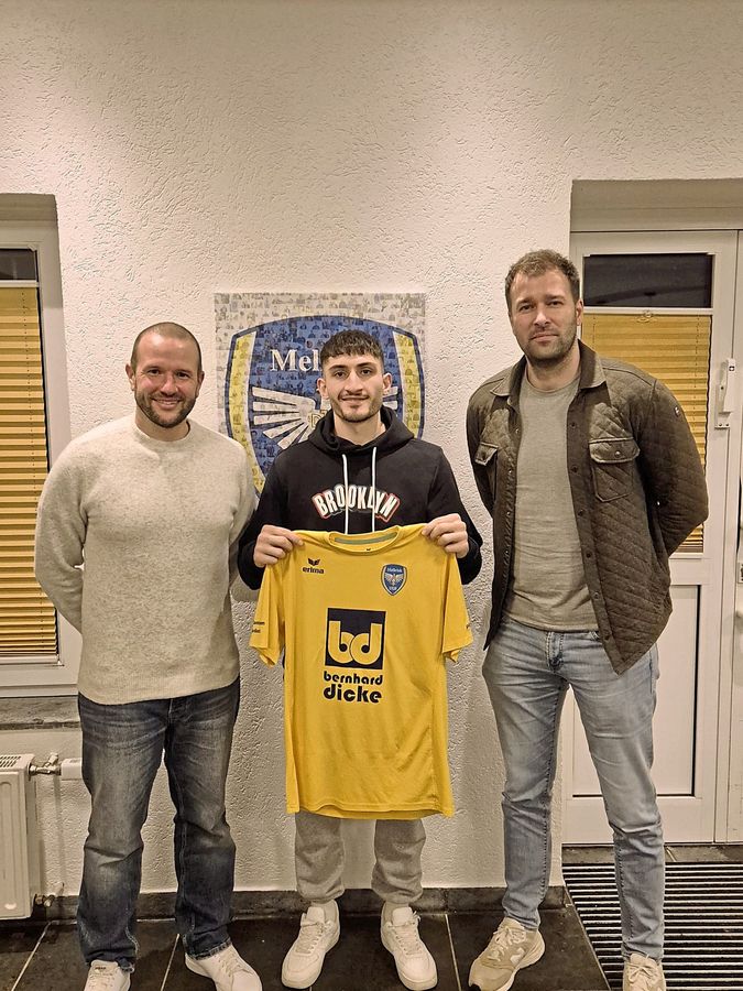 A-Ligist DJK Mellrich legt im Sommer in der Offensive nach: Fußball-Abteilungsleiter Andreas Salzmann (l.) und Trainer Christopher Köthemann (r.) heißen Ahmad Samir Noori von der SG Suttrop/Kallenhardt willkommen.