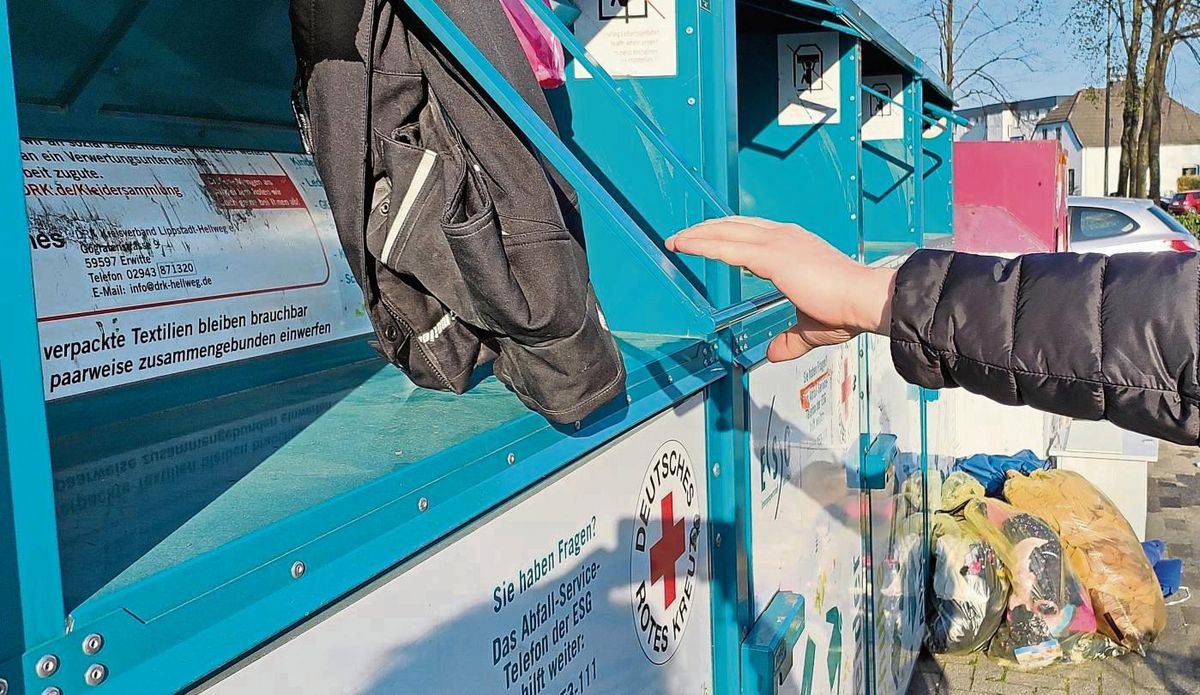 Die Altkleidercontainer im Kreis laufen über. Rotes Kreuz und Malteser haben die Verträge gekündigt. Archivfoto: Wapelhorst