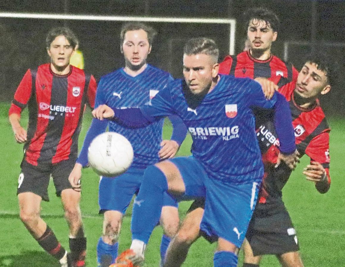 Nichts anbrennen ließ Oberligist SV Lippstadt im Pokal-Viertelfinale beim TuS Lipperode (in Blau). Obwohl der TuS alles in die Waagschale warf, hatte der SV alles im Griff und zog als erste Mannschaft ins Halbfinale ein. Foto: Thomas Wiegand