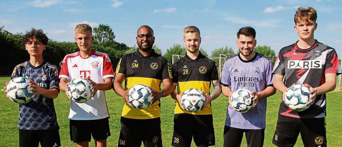 Die Underdog-Rolle schmeckt dem SuS Bad Westernkotten II, so Trainer Sathurshan Mahendrarajah (3.v.l.). Beim Trainingsauftakt am Schottenteich begrüßte er die Neuzugänge des Bezirksligisten (v.l.): Alessio Vaccaro, Robin Wienand, Yannik Becker (neuer Co-Trainer), Miguel Mutlu und Thilo Altstädt. Foto: Heinke