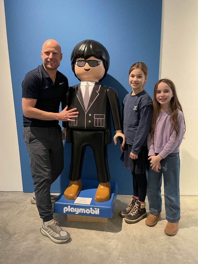 Künstler Oliver Schaffer mit den Schülerinnen Elsa und Frida. Foto: Friederike Stemig