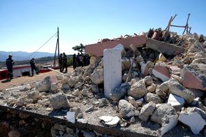Eine zerstörte griechisch-orthodoxe Kirche nach dem Erdbeben im September 2021 im Süden der Insel Kreta. - Foto: Harry Nakos/AP/dpa