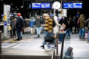 Seit heute gilt bei der Deutschen Bahn und auch an vielen weiteren Stellen im öffentlichen Nahverkehr ein neuer Fahrplan. - Foto: Carsten Koall/dpa
