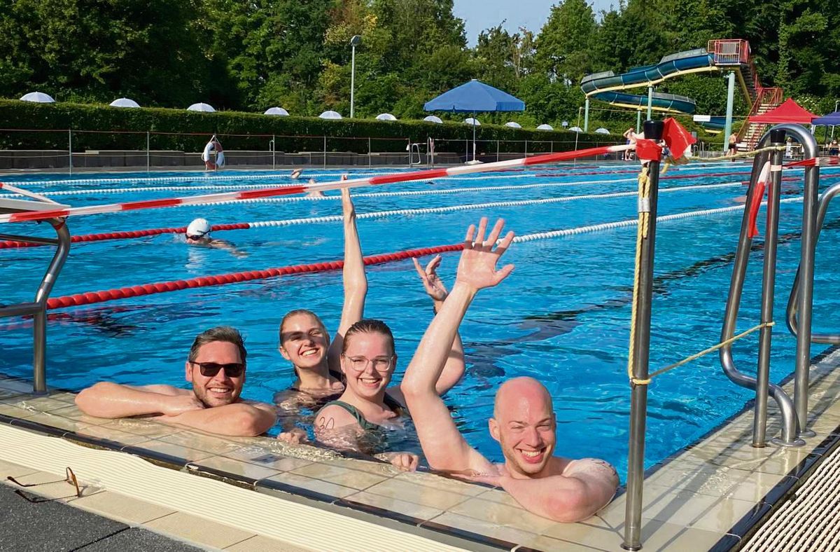 Beim 24-Stunden-Schwimmen in Anröchte dabei (v.l.): Patrick, Sophie und Johanna Hügel sowie Jannik Linder im Team der Caritas. Foto: Gerwin