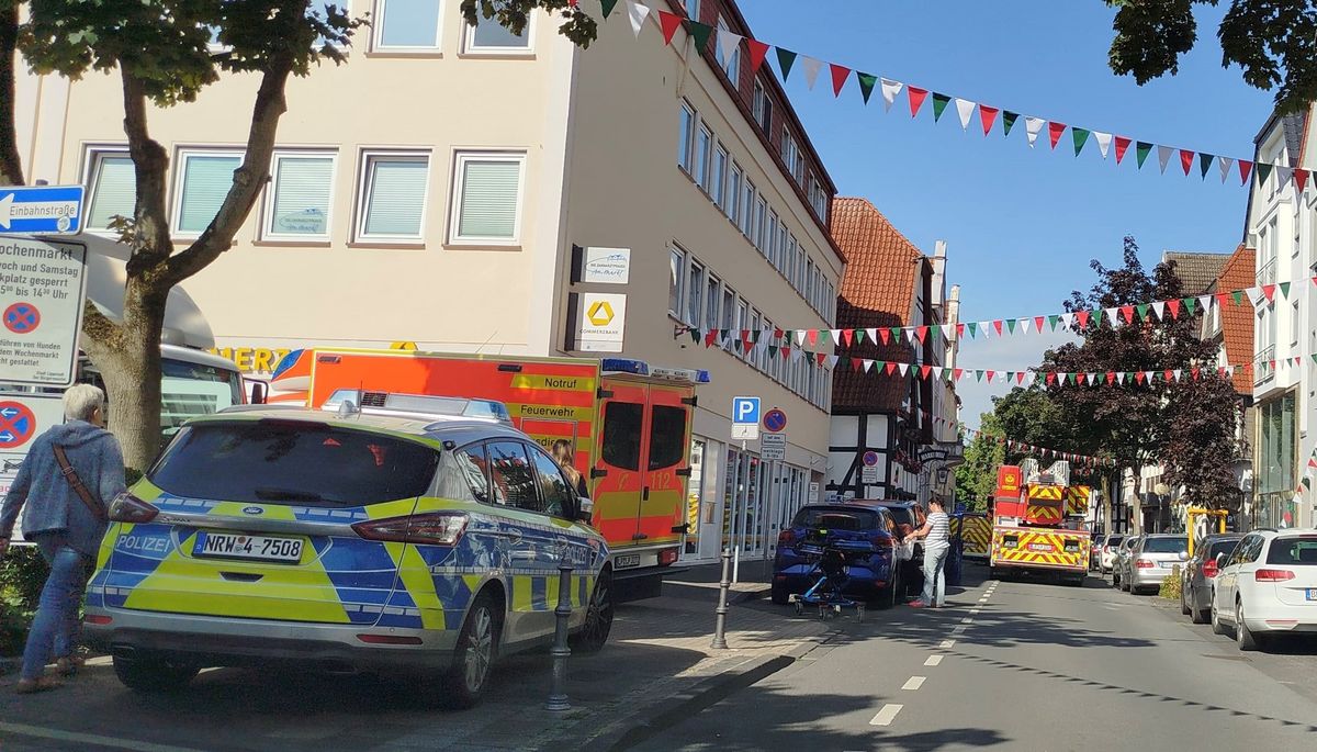 Einsatz für die Feuerwehr in der Marktstraße Lippstadt: Die Straße war am Donnerstagmorgen zeitweise für den Verkehr gesperrt. 