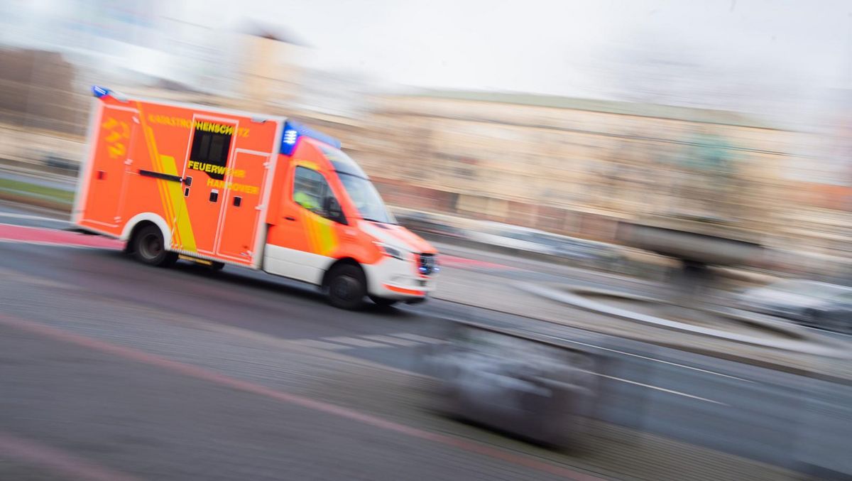 Ein Notarztwagen ist während einer Einsatzfahrt in Büren mit einem Pkw kollidiert. Symbolbild: dpa