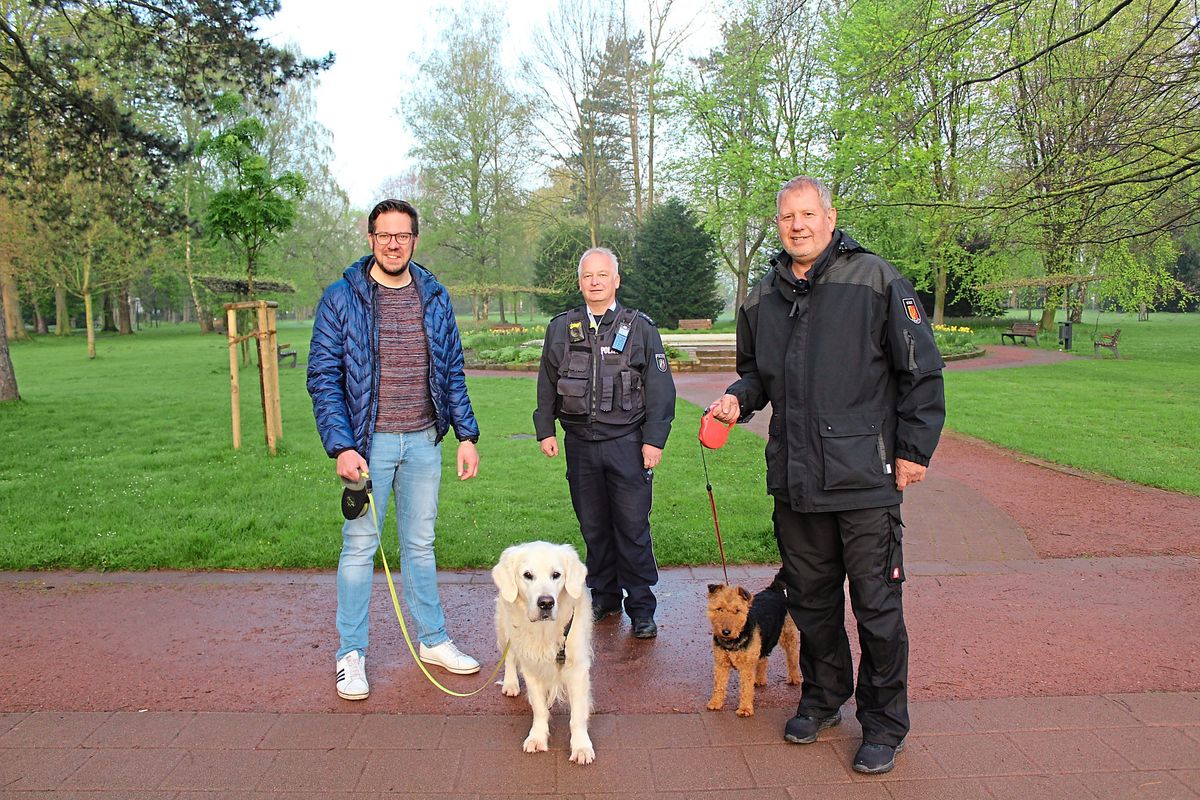 Dieser Montagmorgen läuft vorbildlich: Alle Hunde sind angeleint und kein Radfahrer fährt durch den Kurpark. Polizist Rainer Walter und Jürgen Wieners vom Ordnungsamt kontrollieren das gemeinsam. Pressesprecher Christoph Koerdt (l.) zeigt, wie es richtig geht. Fotos: Mintert