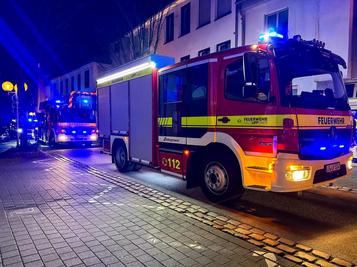 Für die Dauer des Einsatzes war die Kahlenstraße teils von Einsatzfahrzeugen blockiert. Foto: N. Wissing