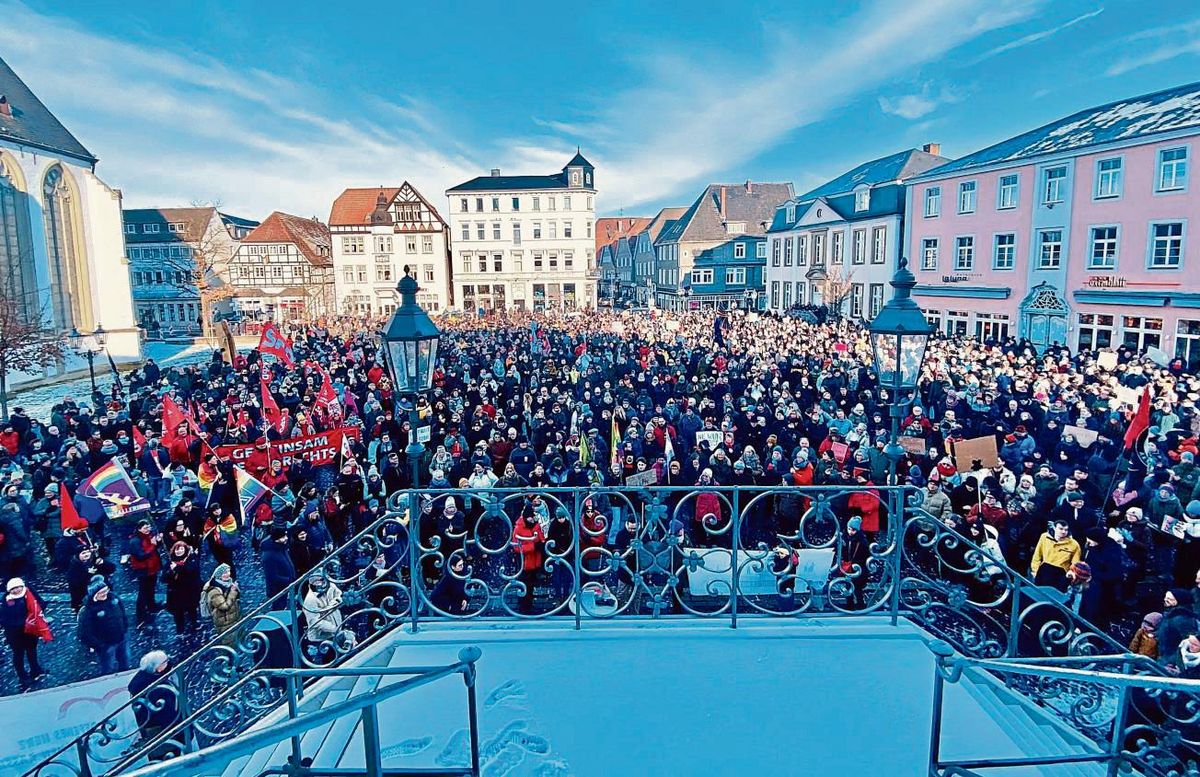 Bei der Januar-Demo lag noch etwas Schnee – ausreichend, um an einen Satz von Erich Kästner erinnert zu werden: „Man darf nicht warten, bis aus dem Schneeball eine Lawine geworden ist. Man muss den rollenden Schneeball zertreten. Die Lawine hält keiner mehr auf. Sie ruht erst, wenn sie alles unter sich begraben hat.“ Foto: Vielberg