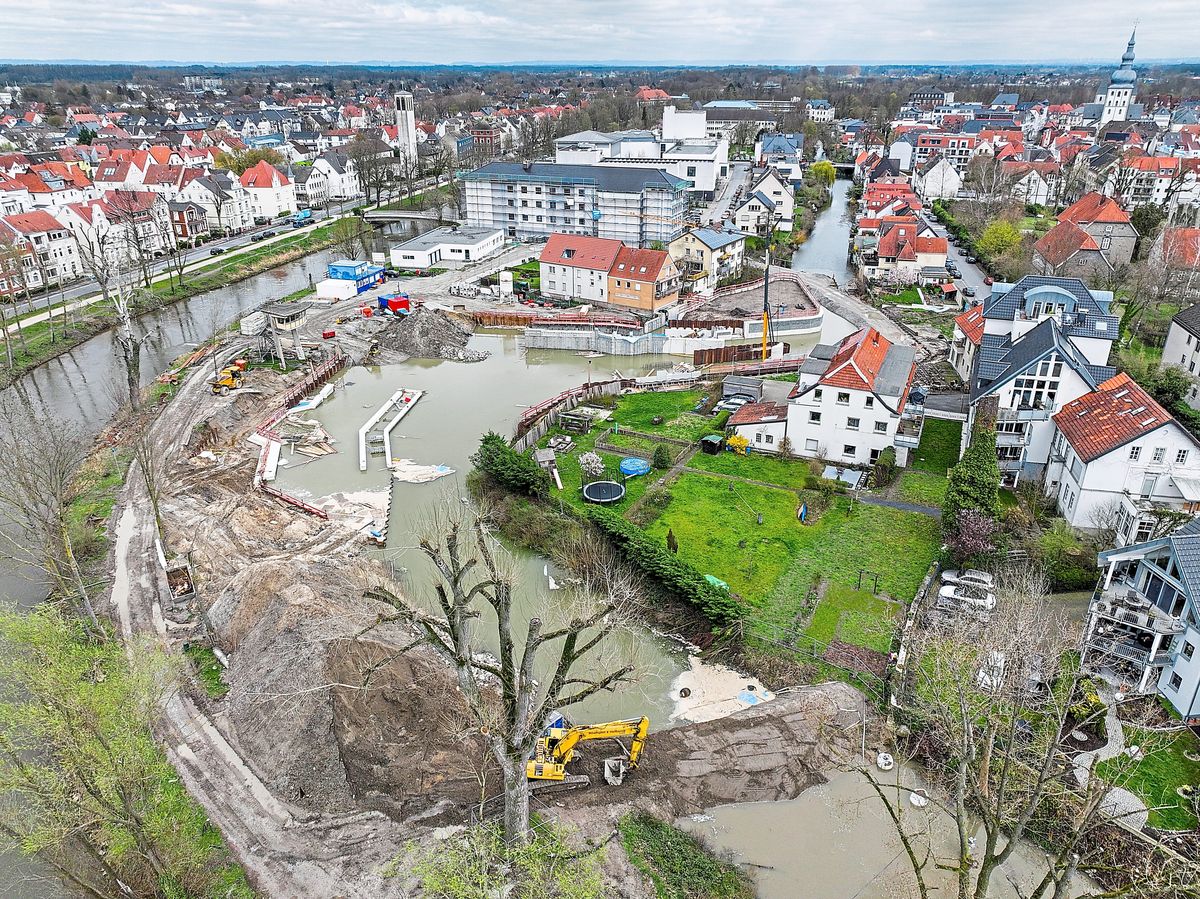 Schlechte Nachricht von einer XXL-Baustelle in der Lippstädter City: Die Arbeiten am Wehrkomplex Stiftsmühle werden vorerst eingestellt. Die Baustelle muss wegen hoher Wasserstände und der Wetteraussichten geflutet werden. Ungewollt stand die Baustelle Anfang April unter Wasser - unbekannte Täter hatten sie geflutet (Foto). Foto: Eickhoff