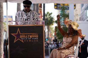 Der blinde Soul-Sänger Stevie Wonder (l) dankte Reeves für deren Unterstützung. - Foto: Damian Dovarganes/AP/dpa