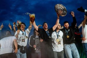 Völlig losgelöst: Füchse feiern den Bundesliga-Titel. - Foto: Fabian Sommer/dpa