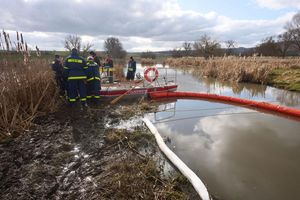 Bei Unfällen gelangen immer wieder Schadstoffe ins Wasser. (Symbolbild) - Foto: Thomas Frey/dpa