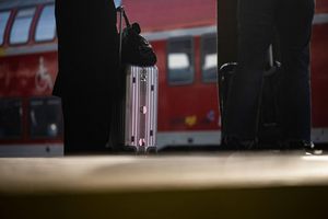 Immer wieder kommt es zum Diebstahl von Reisegepäck. (Illustration) - Foto: Marijan Murat/dpa