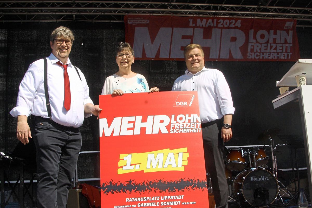 Verdi-Landesbezirksleiterin Gabriele Schmidt, der DGB-Kreisvorsitzende Holger Schmidt (l.) und Bürgermeister Arne Moritz sprachen bei der DGB-Maikundgebung. Fotos: Wissing