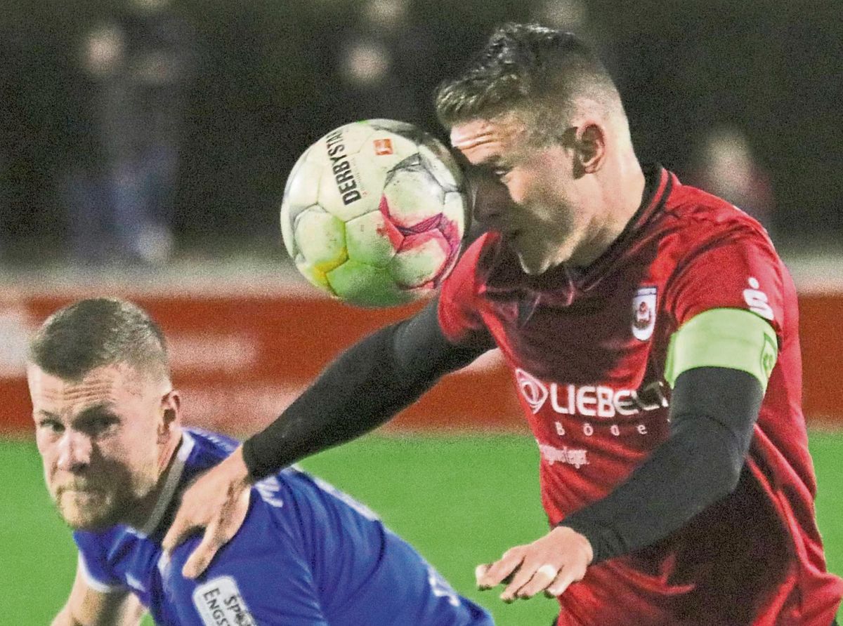 Mit Köpfchen: SV-Kapitän Viktor Maier (r.) behält hier den Durchblick. Der heimische Regionalligist steht nach einem 4:1-Erfolg über Meinerzhagen im Pokal-Halbfinale, wo es zum Aufeinandertreffen mit Drittligist SC Verl kommt. Fotos: Heinke