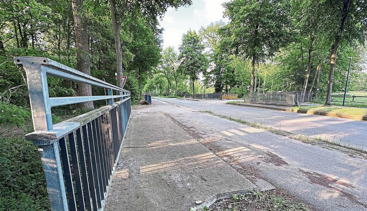 Nach dem Bau der Margaretenseebrücke geht es ihr an die Pfeiler: Die Brücke, die an der Mastholter Straße über den Flussgraben führt, muss erneuert werden. Seit vier Jahren gibt es dort deshalb eine Tonnagebeschränkung. Foto: Cegelski