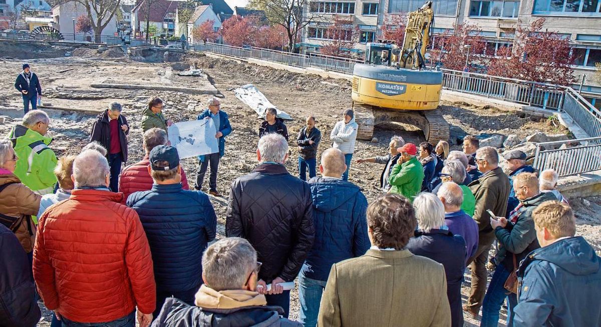Ordentlich Betrieb war auf der Ausgrabungsstelle während der Ortsbegehung durch die Mitglieder des Bau-, Planungs- und Verkehrsausschusses der Stadt Geseke. Foto: Eickhoff