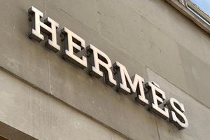 Hermès will im Zollkonflikt seine Kunden stärker zur Kasse bitten. - Foto: Benedikt von Imhoff/dpa