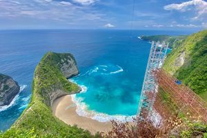  Der Kelingking Beach mit dem T-Rex-Felsen ist ein weltbekanntes Fotomotiv - aber der halbfertige Bau des Glasaufzugs verschandelt den Ausblick. - Foto: Putu Utami/dpa