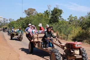 Vor der neuerlichen Gewalteskalation fliehen die Anwohner im Grenzgebiet von Thailand und Kambodscha – mitunter auch auf Traktoren. - Foto: Uncredited/AGENCE KAMPUCHEA PRESS/AP/dpa