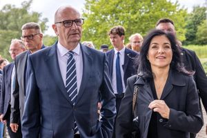 Brandenburgs Ministerpräsident Dietmar Woidke (SPD) erhofft sich von der Bundesregierung mehr Anstrengungen zur Senkung der Stromkosten (Archivbild). - Foto: Frank Hammerschmidt/dpa