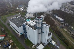 Dampf steigt aus der Kühlung eines Gaskraftwerkes in Hürth. (Archivbild) - Foto: Oliver Berg/dpa