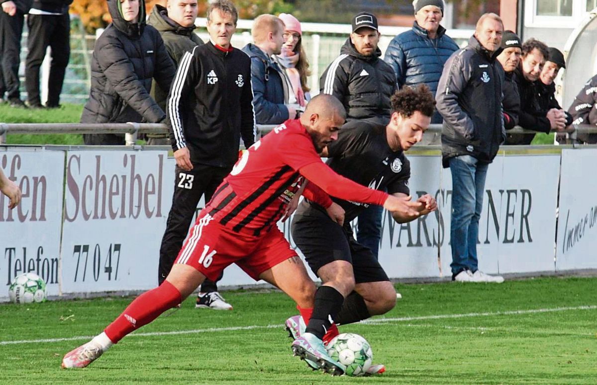 Die Jagd nach Meisterschaftspunkten eröffnet der SV 03 Geseke (in Rot-Schwarz) mit einem Auswärtsspiel beim BV Bad Sassendorf. Und mit dem Gegner haben die Geseker nach dem 0:1 im Hinspiel noch eine Rechnung offen. Foto: Schlink