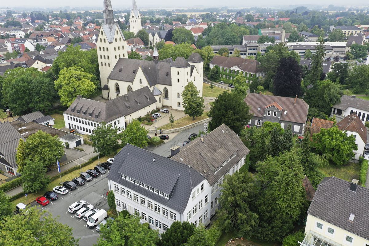 Was soll mit mit dem Grundstück und dem Gebäude passieren, in dem aktuell noch die Geseker Verwaltung (im Vordergrund) untergebracht ist?