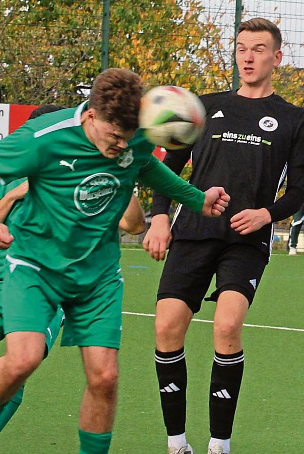 Die Mannschaft aus Allagen (in Grün) verlor die letzten beiden Topspiele – 0:1 gegen den SuS Bad Westernkotten II (Spielszene) und 0:3 beim SV 03 Geseke. Foto: Hartmut Brand