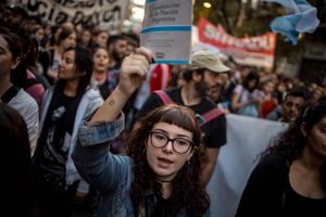 Demonstrantinnen und Demonstranten fordern finanzielle Unterstützung für staatliche Hochschulen und Universitäten in Argentinien. - Foto: Cristina Sille/dpa