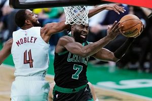 Jaylen Brown (r) von den Boston Celtics zieht zum Korb der Cleveland Cavaliers. - Foto: Charles Krupa/AP