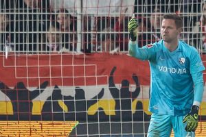 Bochums Keeper Patrick Drewes hält das Feuerzeug hoch, das ihn getroffen hat. - Foto: Andreas Gora/dpa