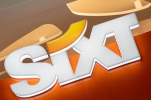 Sixt hat seinen Gewinn massiv gesteigert. (Archivbild) - Foto: Peter Kneffel/dpa