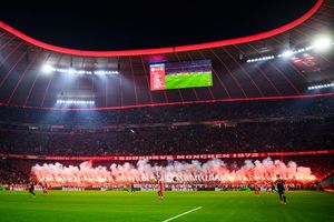 Fans des FC Bayern München zünden Pyrotechnik im Fanblock. (Archivbild) - Foto: Tom Weller/dpa