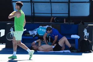 Australian Open: Hanfmann im Zweitrundenmatch gegen Alcaraz behandelt - Foto: Dita Alangkara/AP/dpa