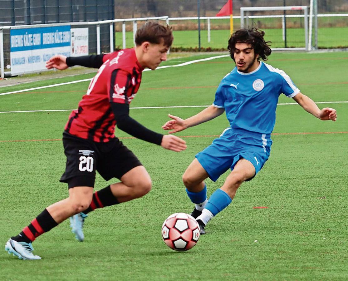 Gegen Königsblau geht es für die B-Junioren des SV Lippstadt (in Rot) am Sonntag in der Westfalenliga: Das Brinschwitz-Team erwartet den FC Schalke 04 am Bruchbaum. Foto: Feichtinger
