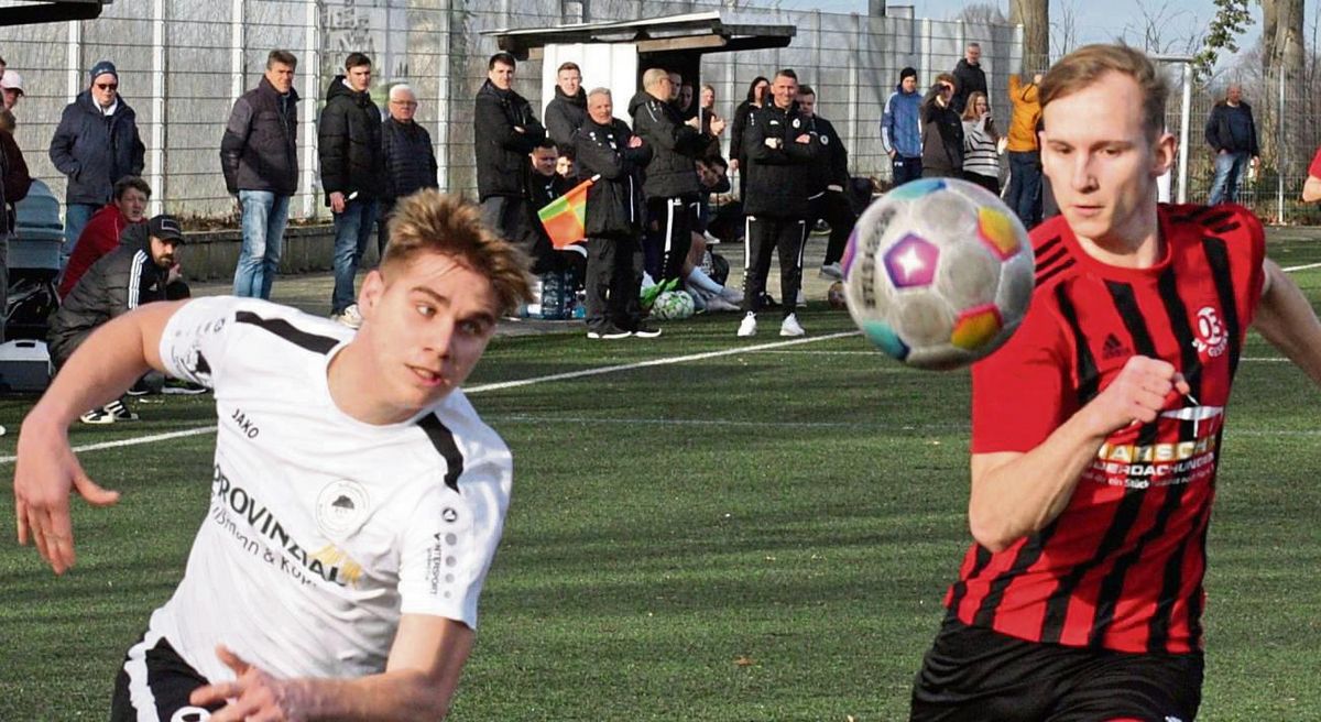 „Ein extrem wichtiges Spiel“. Der SV 03 Geseke (in Rot-Schwarz) sowie Gegner SuS Cappel stehen im direkten Kellerduell mächtig unter Druck. Foto: Schlink