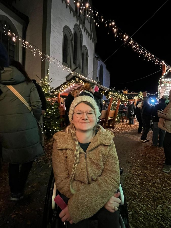 Kirmes, Weihnachtsmarkt, ausgehen mit Freunden: Anna-Lena Hajduk lebt ein ganz normales Leben - mit Rollstuhl. Am Tag der Menschen mit Behinderung will sie sensibilisieren.