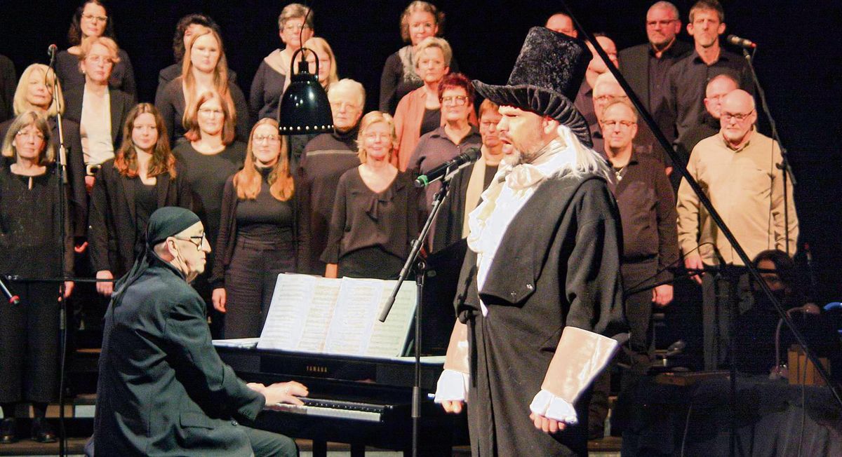 Chorleiter Markus Loesmann (am Klavier) und der Scrooge-Darsteller begeistern auch mit Solo-Gesang. Fotos: Helga Wissing