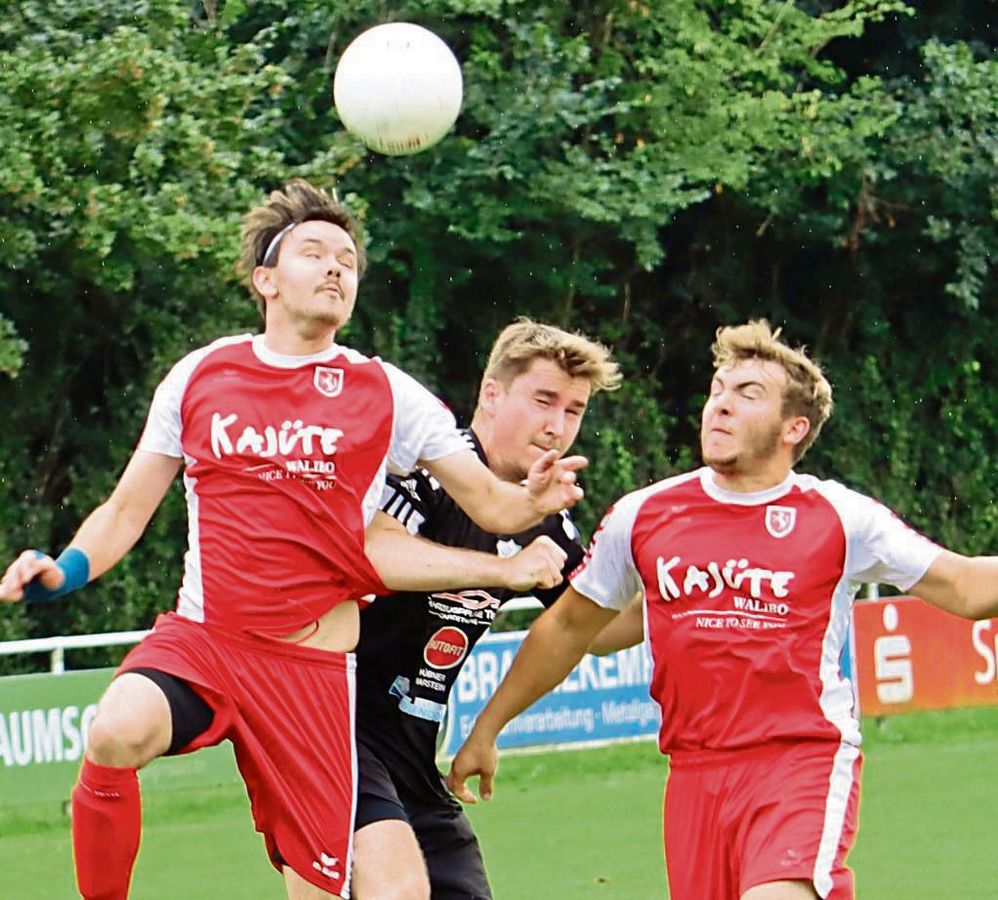 Ein Debakel erlebte die Elf des SuS Sichtgivor (in Schwarz), die beim SV Bad Waldliesborn (in Rot) mit 1:12 unterging. Foto: Feichtinger